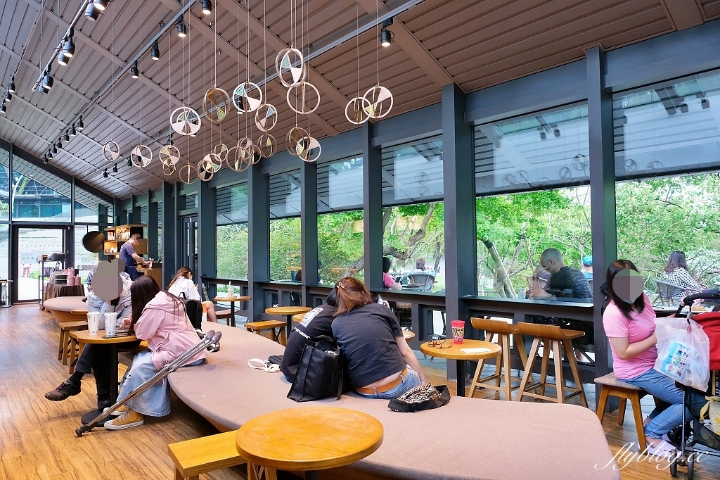 新北淡水｜星巴克淡水雲門門市．最有文藝氣息的星巴克，森林系的玻璃屋咖啡店 @飛天璇的口袋