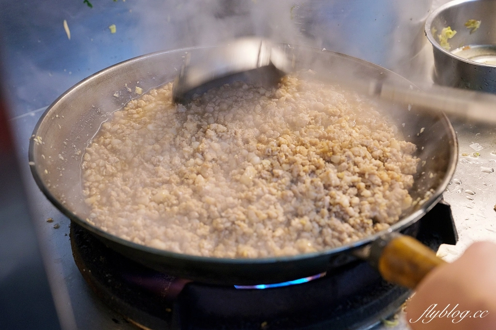 台北中正｜汪記餅家手作燒餅，南機場夜市胖胖小燒餅，吃得到黑糖珍珠、打拋豬和蒙古烤肉口味 @飛天璇的口袋