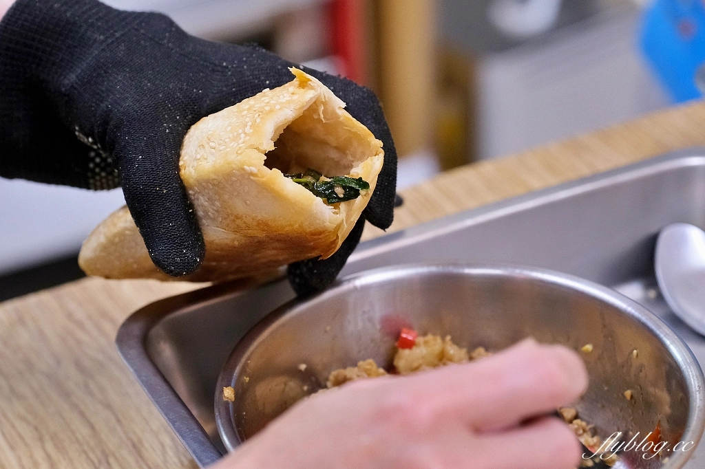 台北中正｜汪記餅家手作燒餅，南機場夜市胖胖小燒餅，吃得到黑糖珍珠、打拋豬和蒙古烤肉口味 @飛天璇的口袋