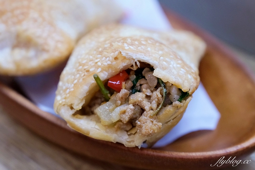 台北中正｜汪記餅家手作燒餅，南機場夜市胖胖小燒餅，吃得到黑糖珍珠、打拋豬和蒙古烤肉口味 @飛天璇的口袋