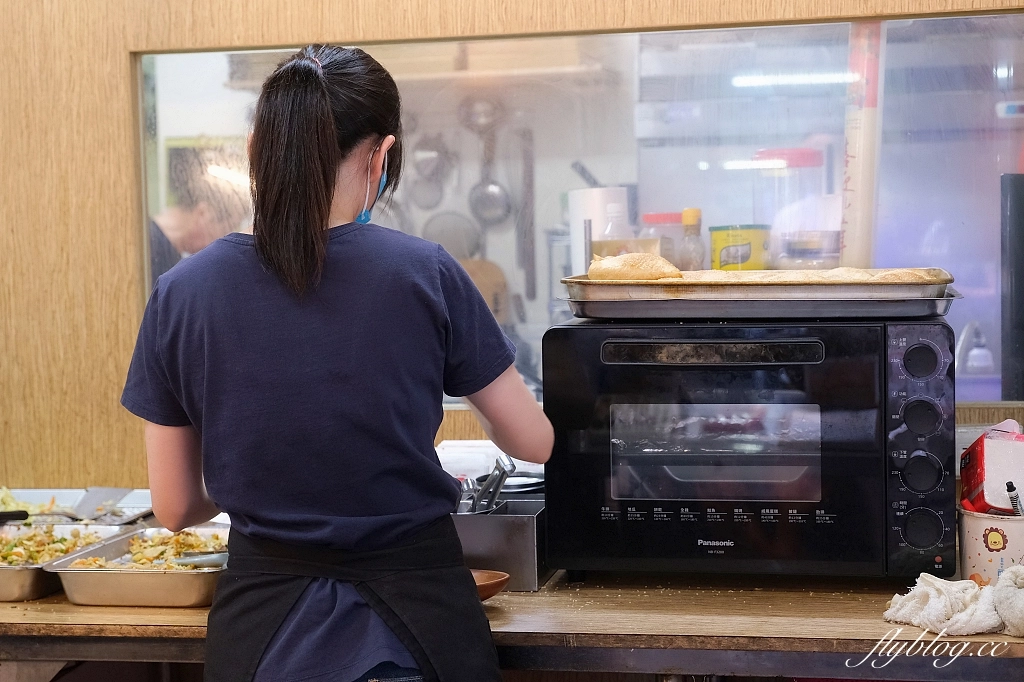 台北中正｜汪記餅家手作燒餅，南機場夜市胖胖小燒餅，吃得到黑糖珍珠、打拋豬和蒙古烤肉口味 @飛天璇的口袋