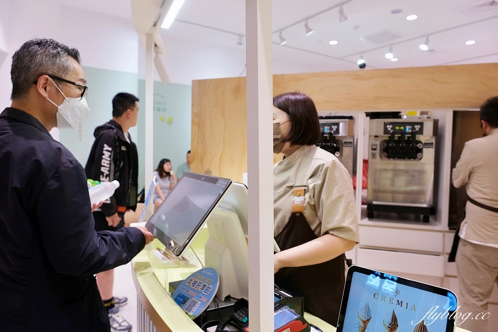 台中東區｜Cremia 台中Lalaport北館，超濃郁日本北海道冰淇淋，選用白色戀人餅乾同款甜筒 @飛天璇的口袋