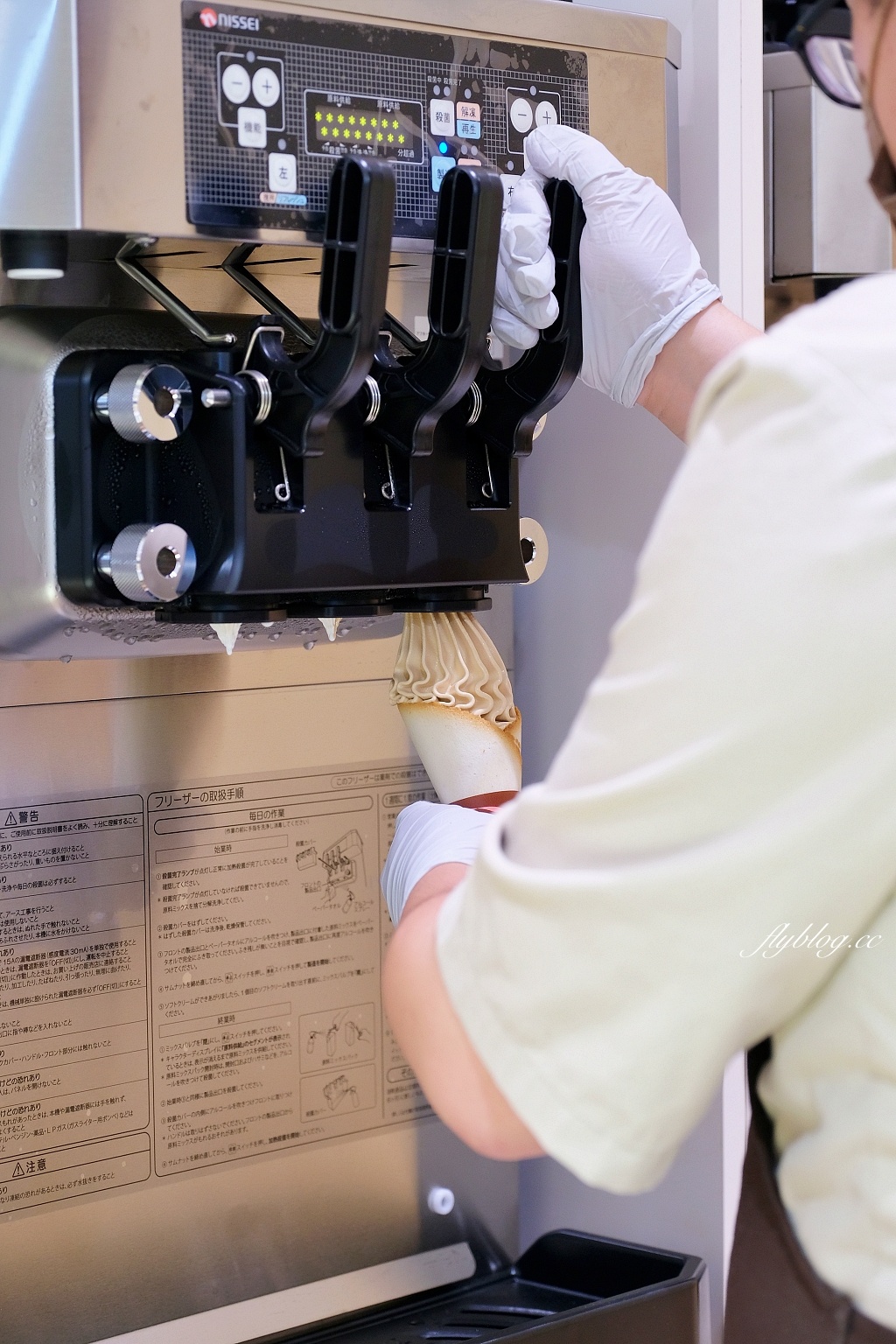 台中東區｜Cremia 台中Lalaport北館，超濃郁日本北海道冰淇淋，選用白色戀人餅乾同款甜筒 @飛天璇的口袋