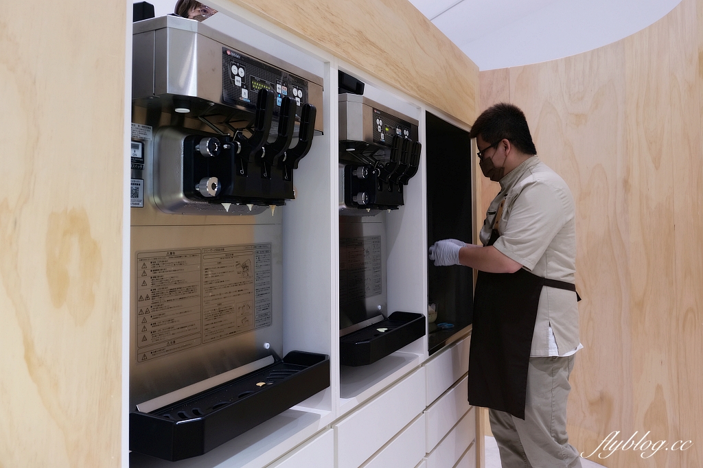 台中東區｜Cremia 台中Lalaport北館，超濃郁日本北海道冰淇淋，選用白色戀人餅乾同款甜筒 @飛天璇的口袋