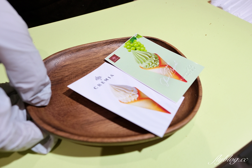 台中東區｜Cremia 台中Lalaport北館，超濃郁日本北海道冰淇淋，選用白色戀人餅乾同款甜筒 @飛天璇的口袋