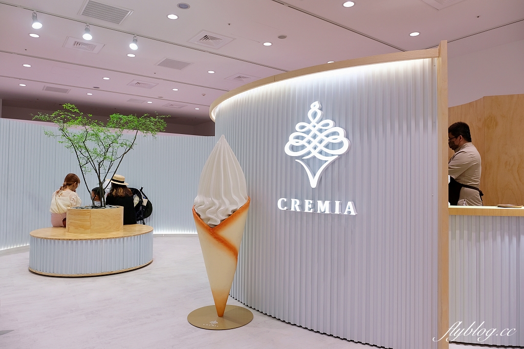 台中東區｜Cremia 台中Lalaport北館，超濃郁日本北海道冰淇淋，選用白色戀人餅乾同款甜筒 @飛天璇的口袋