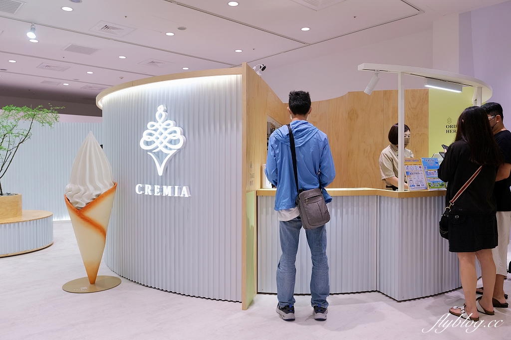 台中東區｜Cremia 台中Lalaport北館，超濃郁日本北海道冰淇淋，選用白色戀人餅乾同款甜筒 @飛天璇的口袋