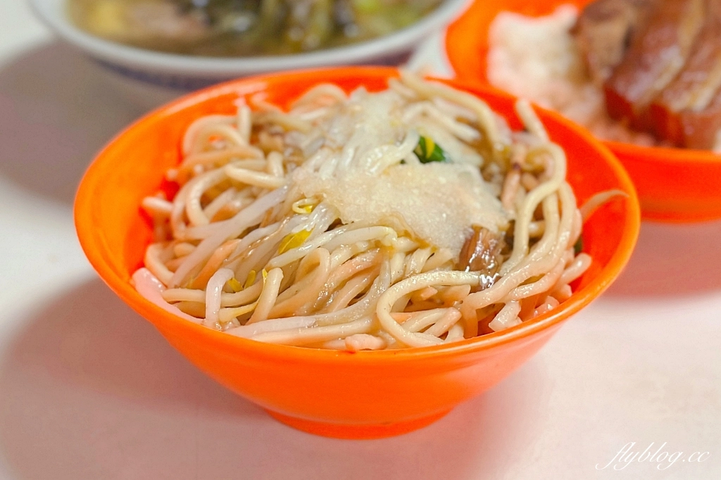 台中西區｜松哥拉仔麵．傳承50年老字號第三代，網友推薦台中五廊街炒麵 @飛天璇的口袋