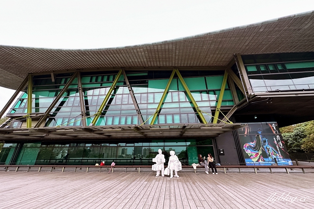 新北淡水｜星巴克淡水雲門門市．最有文藝氣息的星巴克，森林系的玻璃屋咖啡店 @飛天璇的口袋