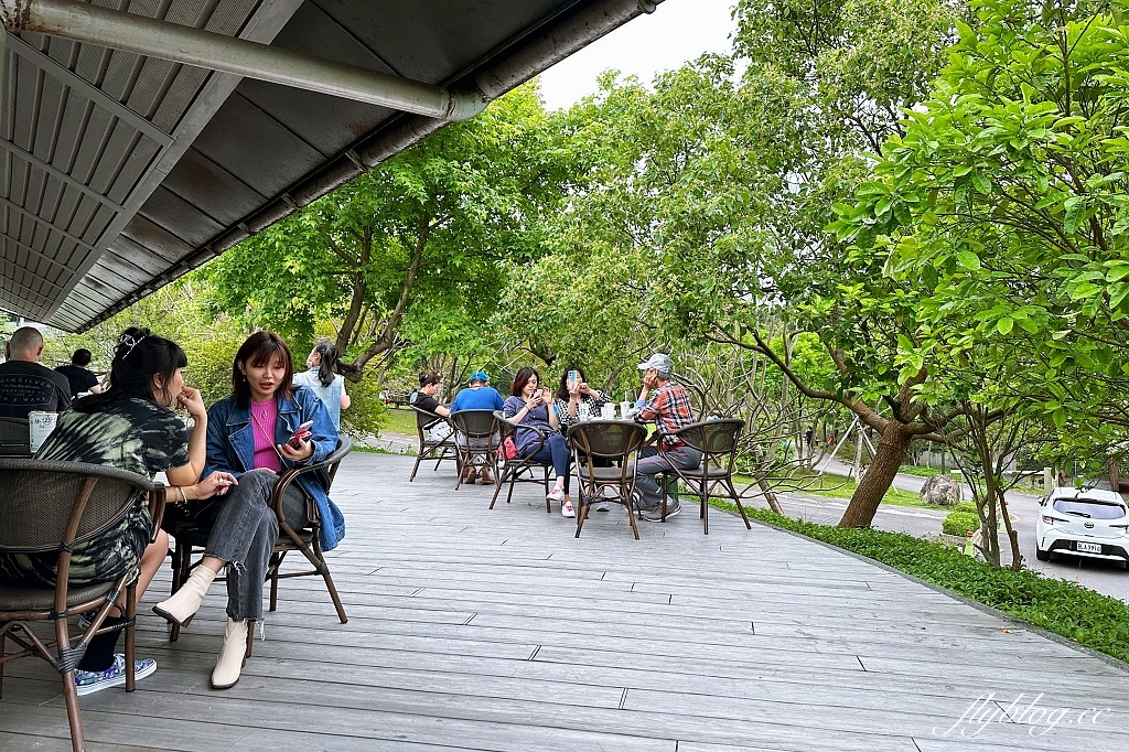 新北淡水｜星巴克淡水雲門門市．最有文藝氣息的星巴克，森林系的玻璃屋咖啡店 @飛天璇的口袋
