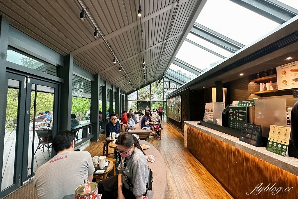 新北淡水｜星巴克淡水雲門門市．最有文藝氣息的星巴克，森林系的玻璃屋咖啡店 @飛天璇的口袋