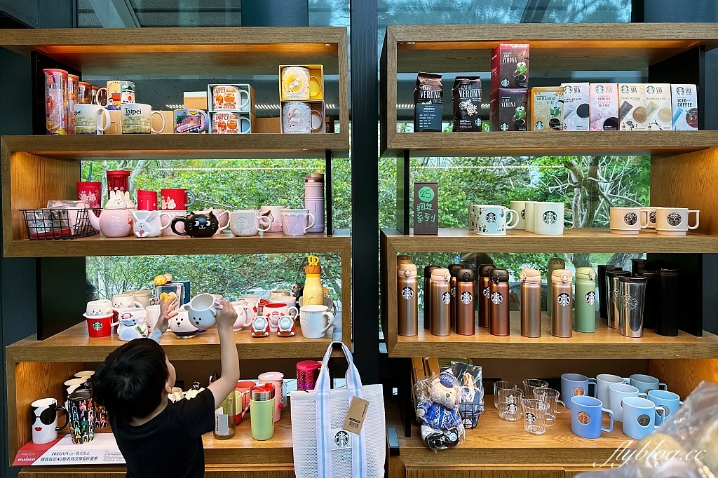 新北淡水｜星巴克淡水雲門門市．最有文藝氣息的星巴克，森林系的玻璃屋咖啡店 @飛天璇的口袋