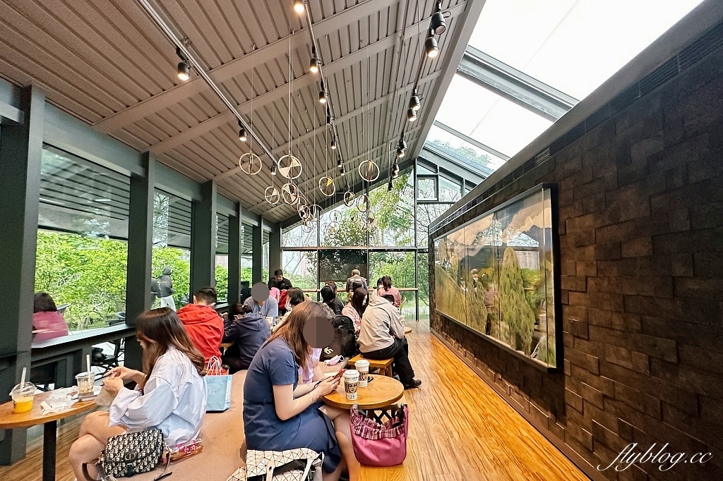 新北淡水｜星巴克淡水雲門門市．最有文藝氣息的星巴克，森林系的玻璃屋咖啡店 @飛天璇的口袋