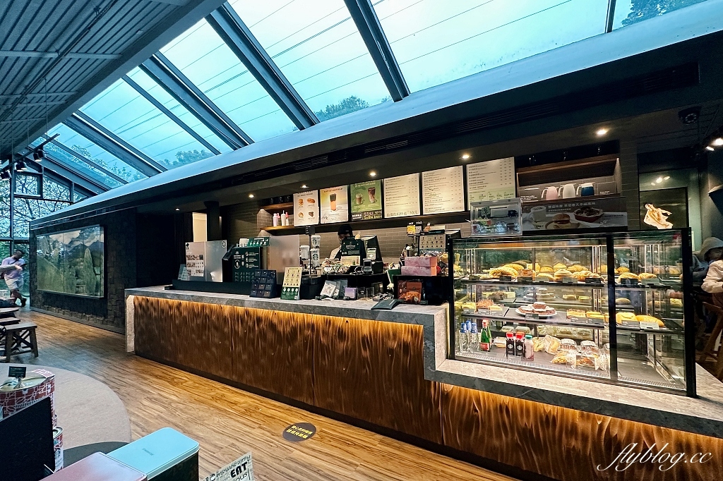 新北淡水｜星巴克淡水雲門門市．最有文藝氣息的星巴克，森林系的玻璃屋咖啡店 @飛天璇的口袋