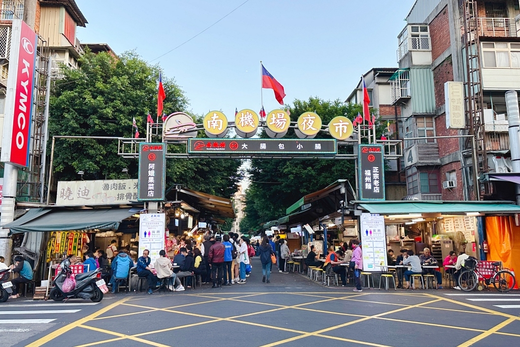 台北中正｜台北凱撒大飯店，台北車站正對面，樓下就是捷運站，交通便利美食林立 @飛天璇的口袋