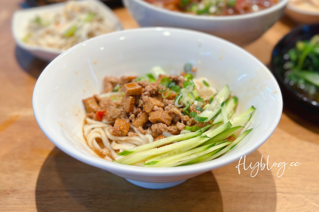 台中北屯｜大山牛肉麵，小菜選擇性多而且很好吃，牛肉麵是傳統的好味道 @飛天璇的口袋