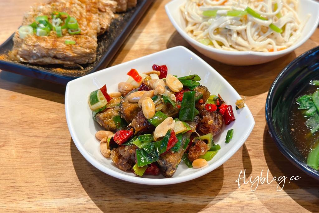 台中北屯｜大山牛肉麵，小菜選擇性多而且很好吃，牛肉麵是傳統的好味道 @飛天璇的口袋