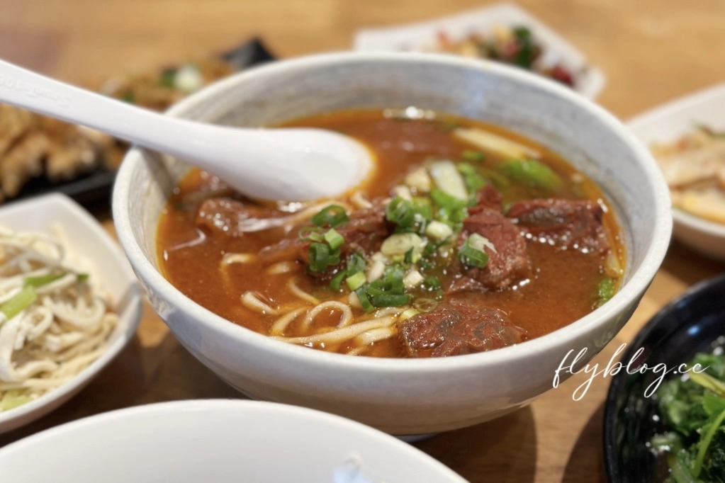 台中北屯｜大山牛肉麵，小菜選擇性多而且很好吃，牛肉麵是傳統的好味道 @飛天璇的口袋