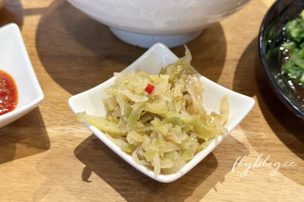 台中北屯｜大山牛肉麵，小菜選擇性多而且很好吃，牛肉麵是傳統的好味道 @飛天璇的口袋