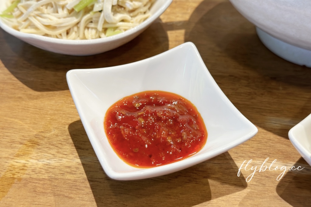 台中北屯｜大山牛肉麵，小菜選擇性多而且很好吃，牛肉麵是傳統的好味道 @飛天璇的口袋