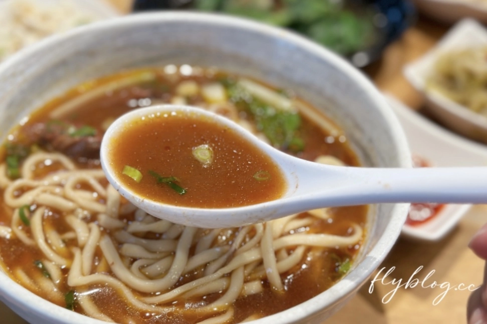 台中北屯｜大山牛肉麵，小菜選擇性多而且很好吃，牛肉麵是傳統的好味道 @飛天璇的口袋