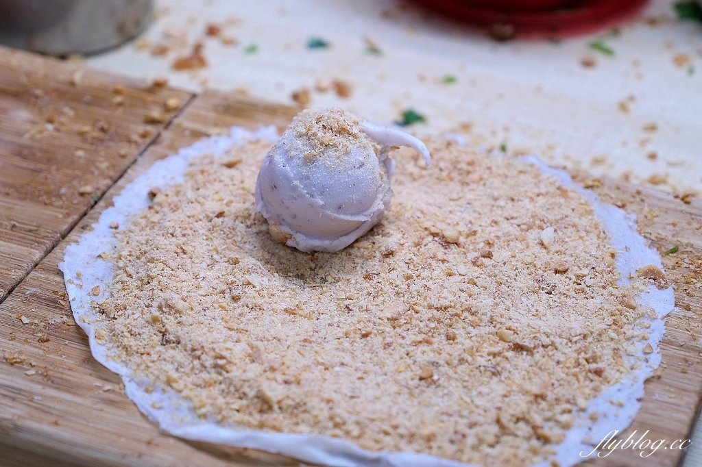 台北中正｜捲捲村花生捲冰淇淋，南機場夜市提拉米蘇花生捲冰淇淋，吃過就知道為何每天大排長龍了 @飛天璇的口袋