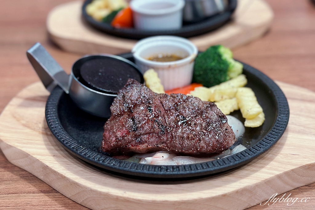 台中東區｜橫濱牛排．台中獨家，半自助百匯沙拉吧吃到飽，台中LaLaport北館美食(附菜單) @飛天璇的口袋