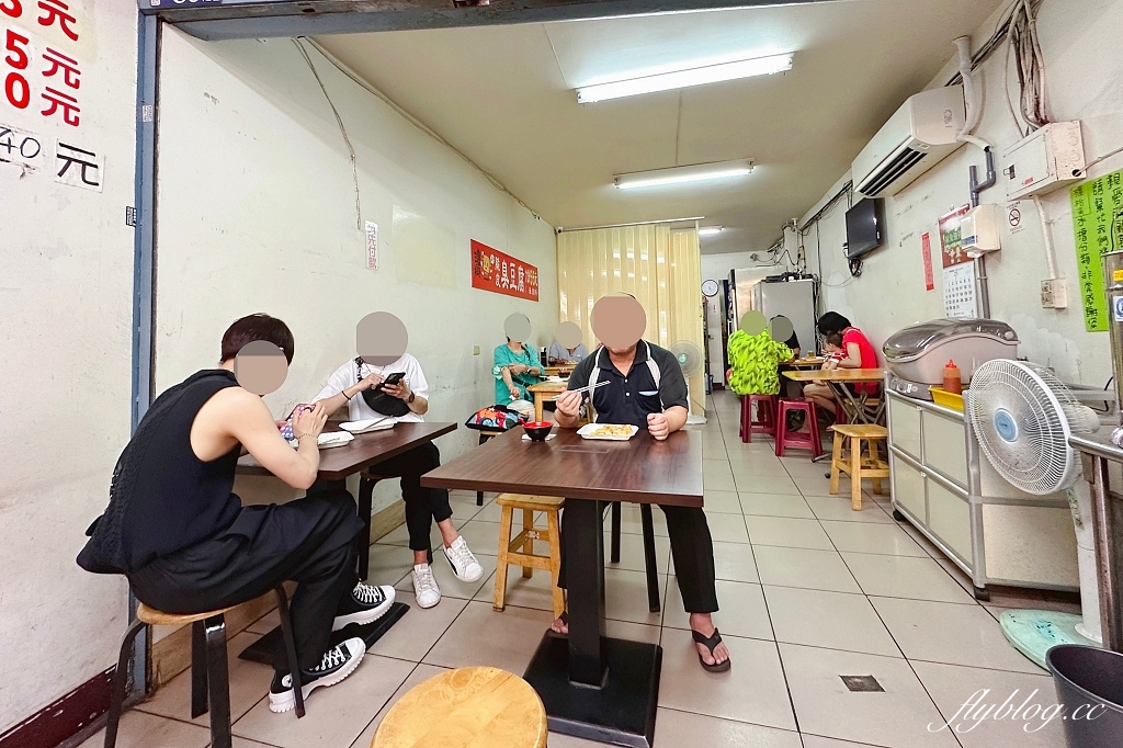 台中東區｜濃鄉臭豆腐，一開始營業就排隊，臭豆腐就是要外酥內軟才好吃 @飛天璇的口袋