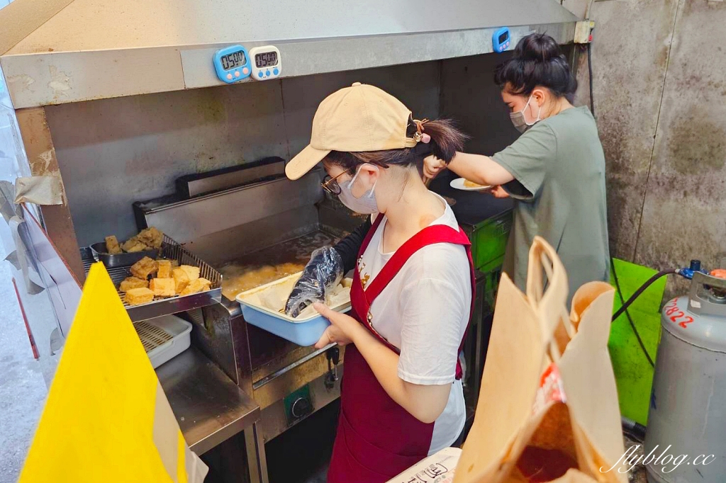 台中東區｜濃鄉臭豆腐，一開始營業就排隊，臭豆腐就是要外酥內軟才好吃 @飛天璇的口袋