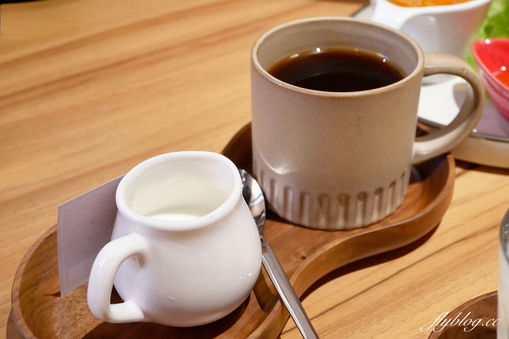 台中東區｜武蔵野森珈琲Diner LaLaport台中店．全台第一間！日本高原森林度假村為意象咖啡館(附菜單) @飛天璇的口袋