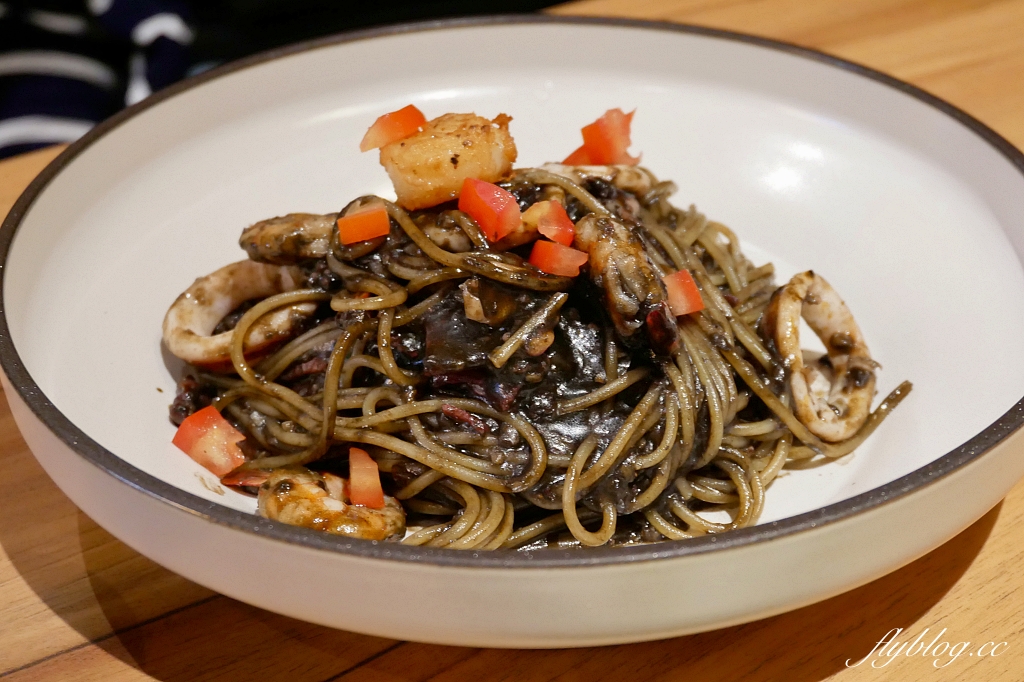 台中東區｜武蔵野森珈琲Diner LaLaport台中店．全台第一間！日本高原森林度假村為意象咖啡館(附菜單) @飛天璇的口袋