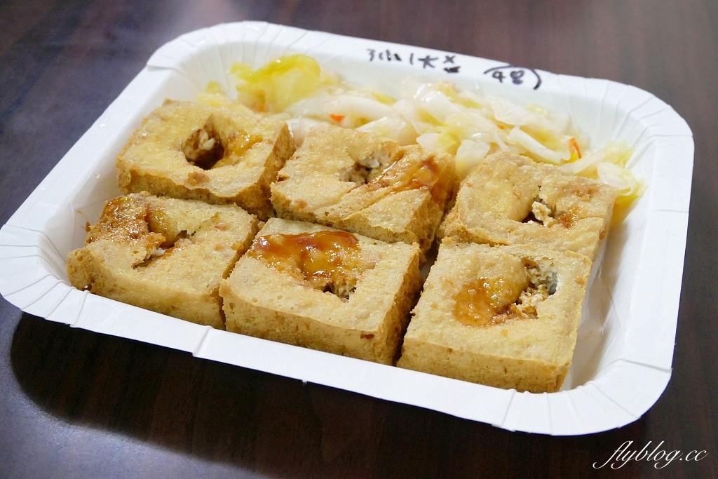 台中東區｜濃鄉臭豆腐，一開始營業就排隊，臭豆腐就是要外酥內軟才好吃 @飛天璇的口袋