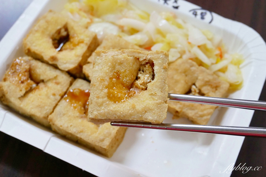 台中東區｜濃鄉臭豆腐，一開始營業就排隊，臭豆腐就是要外酥內軟才好吃 @飛天璇的口袋