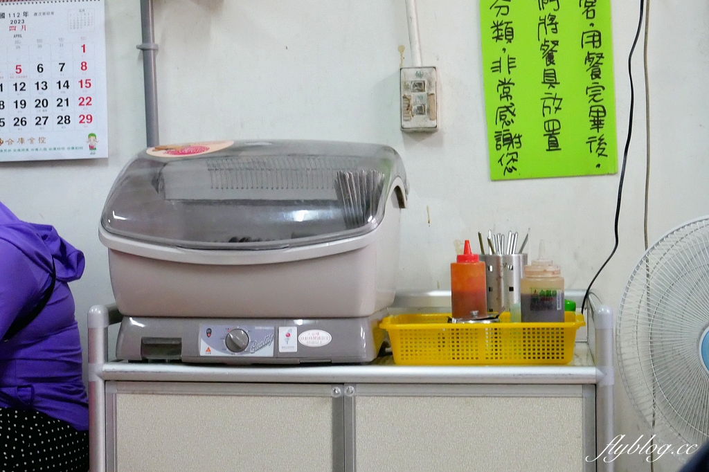 台中東區｜濃鄉臭豆腐，一開始營業就排隊，臭豆腐就是要外酥內軟才好吃 @飛天璇的口袋