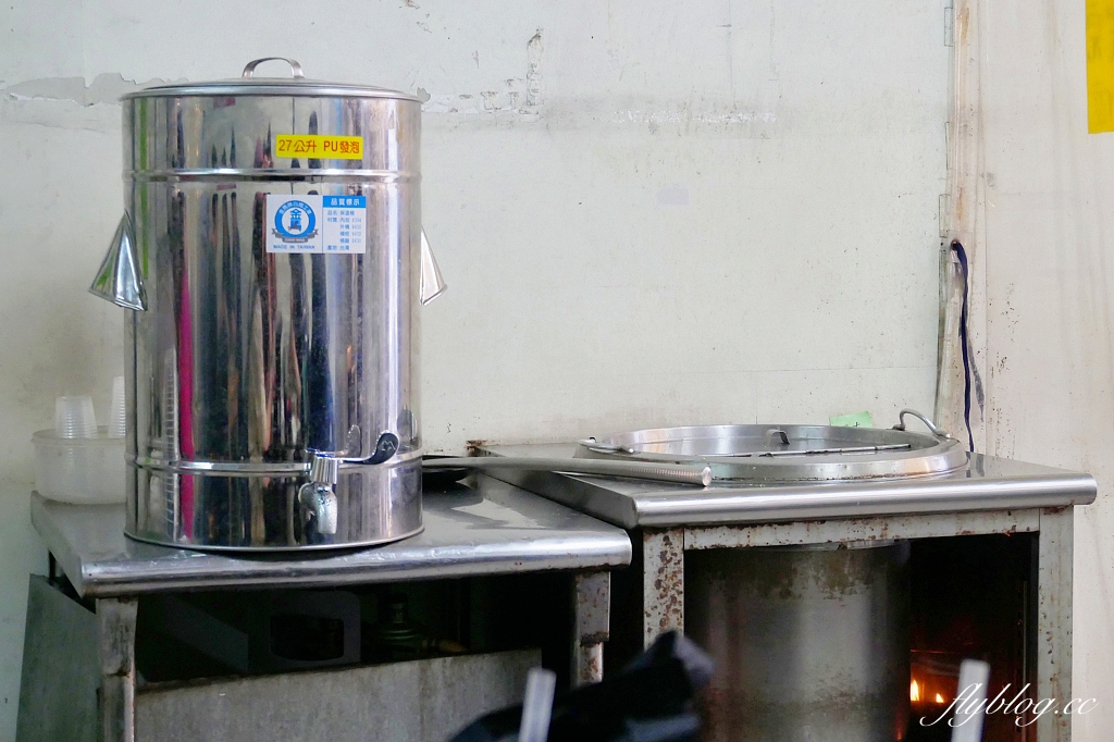 台中東區｜濃鄉臭豆腐，一開始營業就排隊，臭豆腐就是要外酥內軟才好吃 @飛天璇的口袋