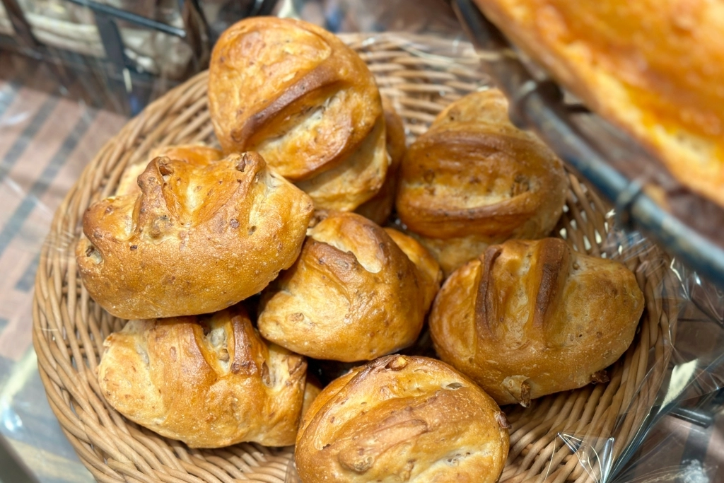 台中東區｜Johan麵包坊．台中LaLaport北館一樓，麵包也可以內用 @飛天璇的口袋
