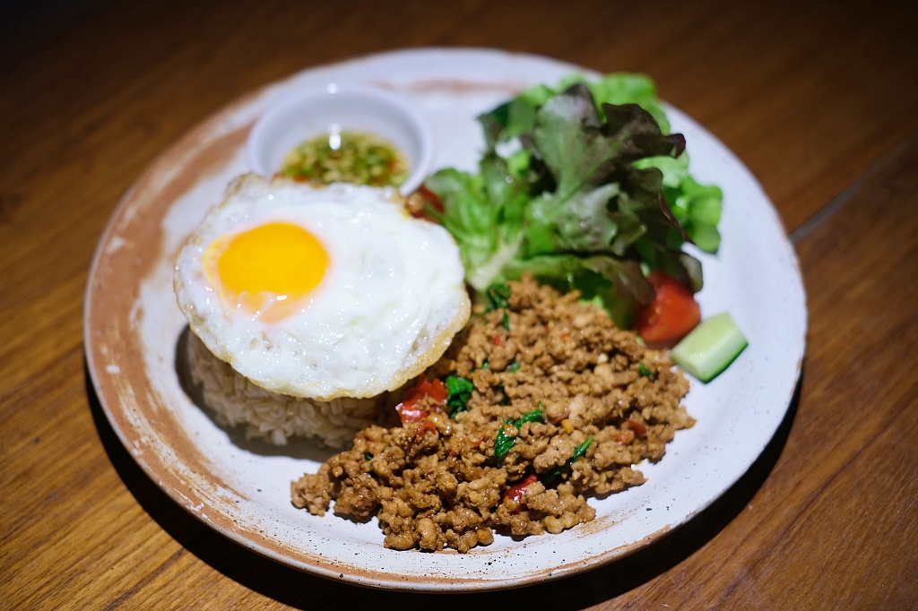 泰國清邁｜Cafe de Oasis & Toby’s Pizza，清邁森林系咖啡館，泰式料理和披薩也好吃 @飛天璇的口袋