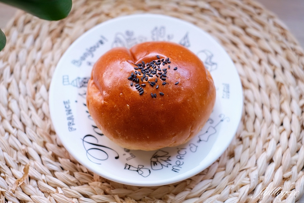 台中東區｜Johan麵包坊．台中LaLaport北館一樓，麵包也可以內用 @飛天璇的口袋