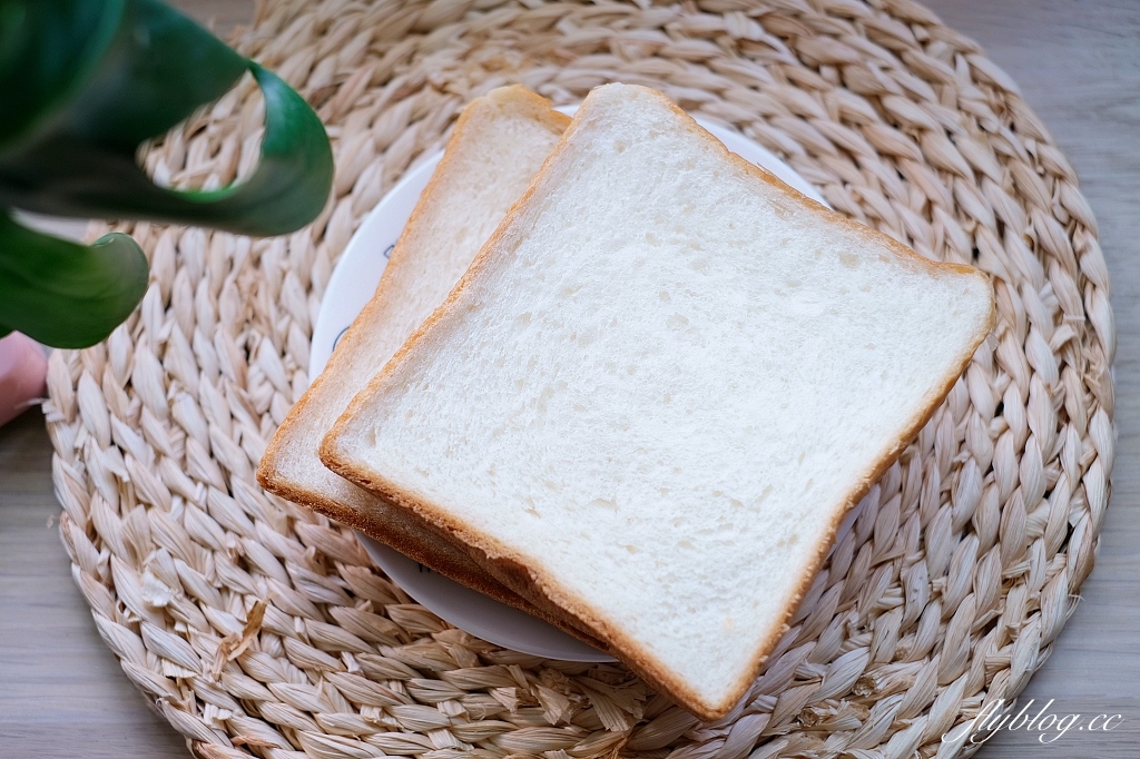 台中東區｜Johan麵包坊．台中LaLaport北館一樓，麵包也可以內用 @飛天璇的口袋