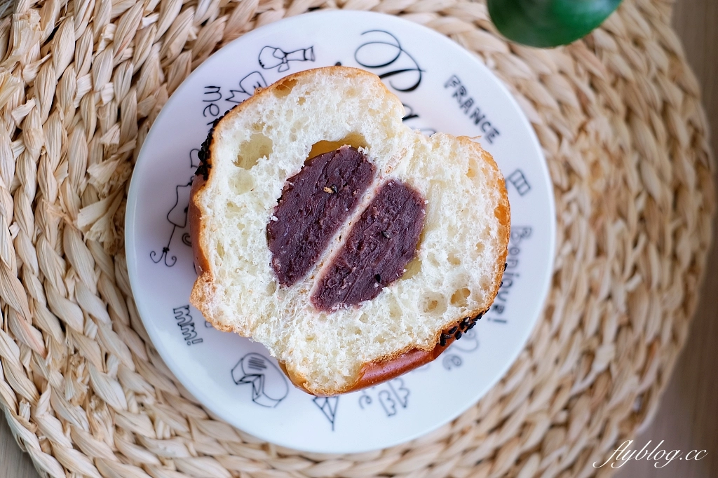 台中東區｜Johan麵包坊．台中LaLaport北館一樓，麵包也可以內用 @飛天璇的口袋