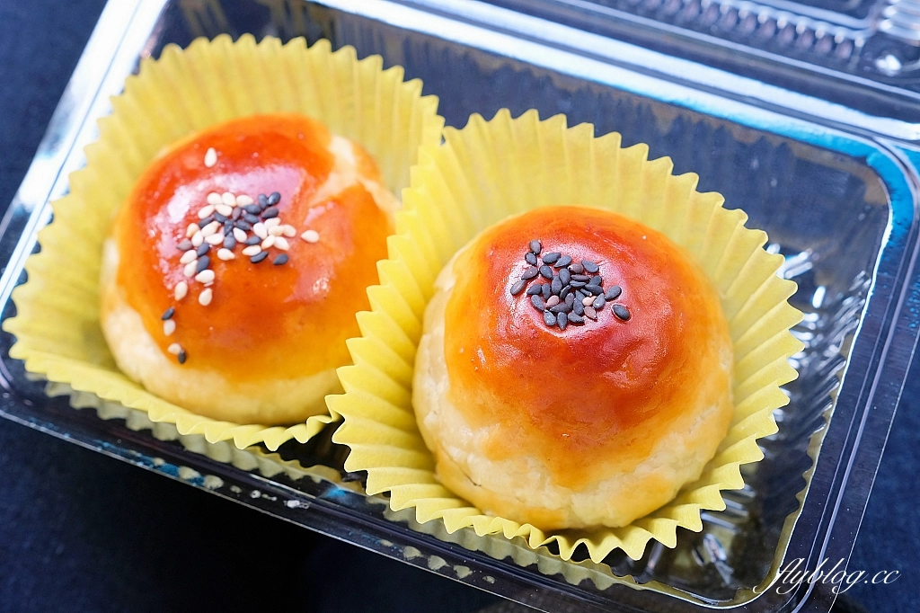 台中東區｜正月初一蛋黃酥，一顆40元低調蛋黃酥，外皮酥脆不甜膩 @飛天璇的口袋