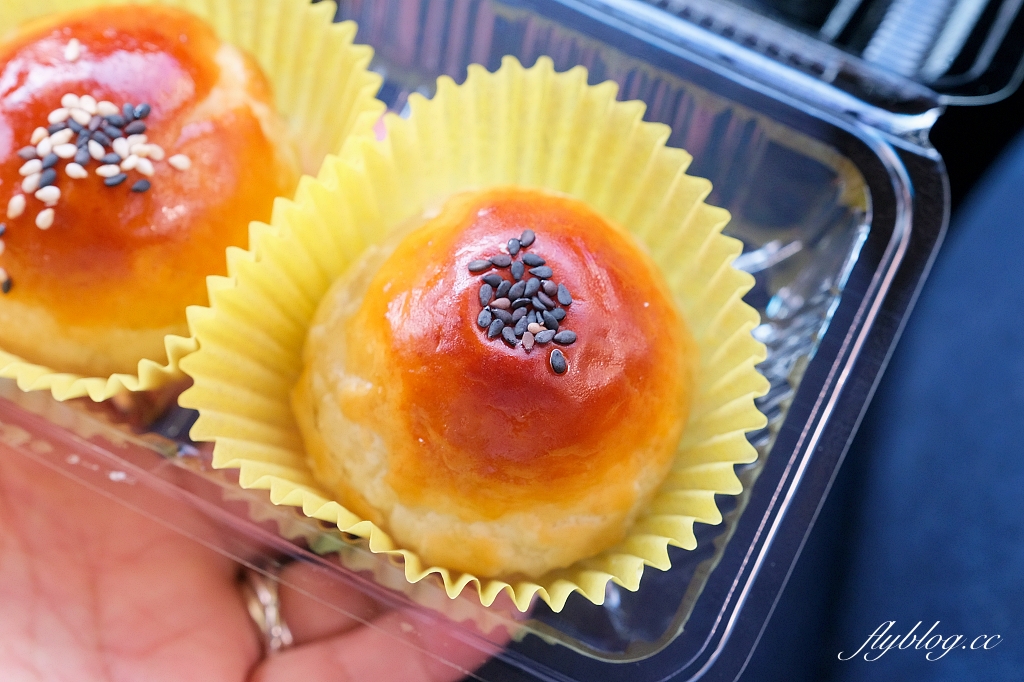 台中東區｜正月初一蛋黃酥，一顆40元低調蛋黃酥，外皮酥脆不甜膩 @飛天璇的口袋