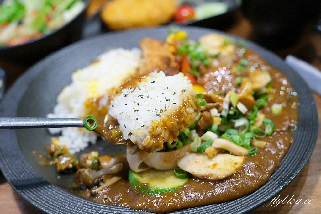 台中東區｜粕粕咖哩 POPO Curry，日本私房咖哩專賣，台中LaLaport北館美食 @飛天璇的口袋