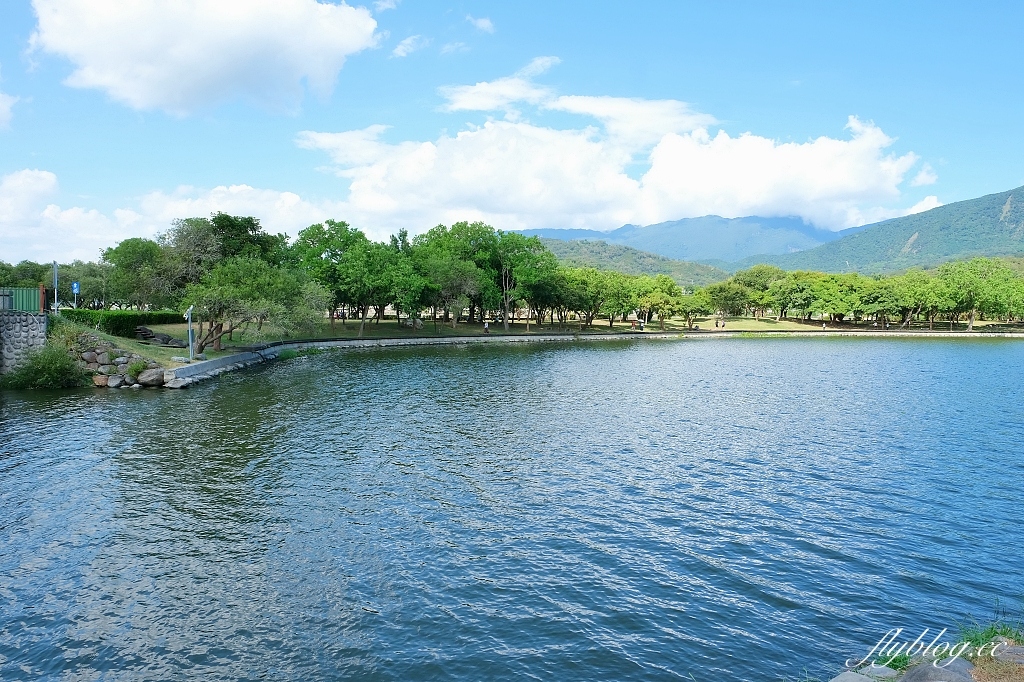 台東池上｜池上大坡池，垂釣老翁不見了，悠閒的環湖木棧步道，欣賞夏日荷花盛開 @飛天璇的口袋