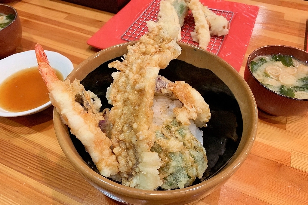 日本山梨｜冨士天ぷら いだ天．河口湖車站美食，像富士山一樣高的天婦羅 @飛天璇的口袋