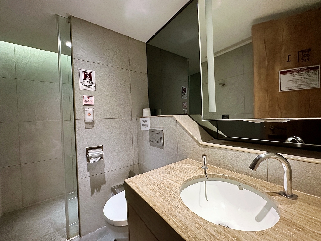 桃園大園｜桃園機場免費貴賓室．24小時開放休息，沙發、Wifi、充電、洗澡、哺乳 @飛天璇的口袋