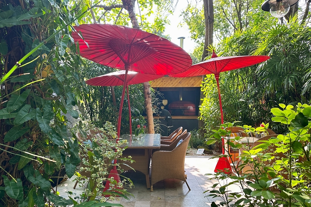 泰國清邁｜Cafe de Oasis & Toby’s Pizza，清邁森林系咖啡館，泰式料理和披薩也好吃 @飛天璇的口袋