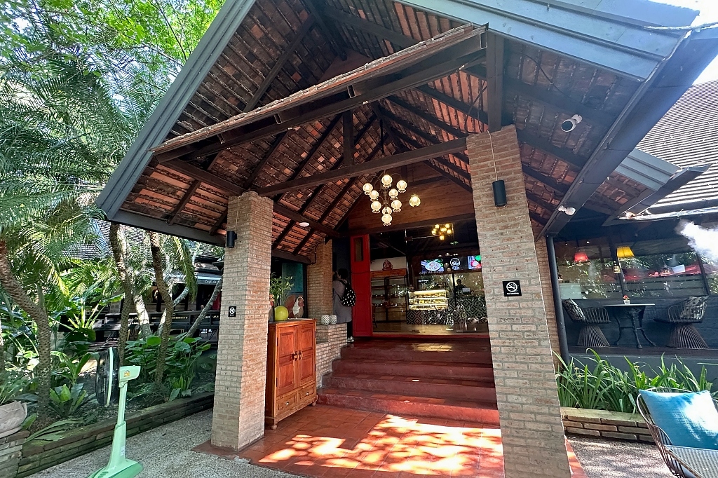 泰國清邁｜Cafe de Oasis & Toby’s Pizza，清邁森林系咖啡館，泰式料理和披薩也好吃 @飛天璇的口袋