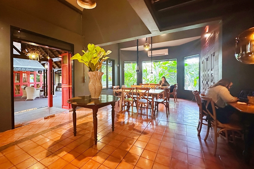 泰國清邁｜Cafe de Oasis & Toby’s Pizza，清邁森林系咖啡館，泰式料理和披薩也好吃 @飛天璇的口袋