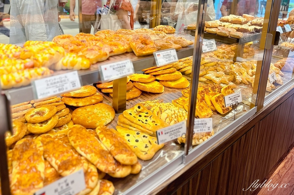 台中東區｜Johan麵包坊．台中LaLaport北館一樓，麵包也可以內用 @飛天璇的口袋